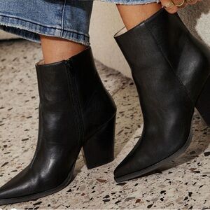 Women Black Boots Size 6